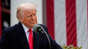 Donald Trump zwolnił kluczowych urzędników po incydentalnym spotkaniu. Znaczenie "teczki dokumentów".
