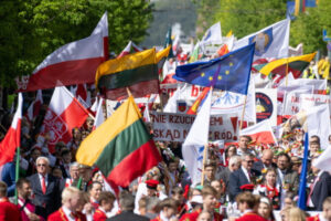 W rocznicę uchwalenia Konstytucji 3 Maja – Kwiaty na Rossie i „Parada Polskości” wędruje ulicami Wilna