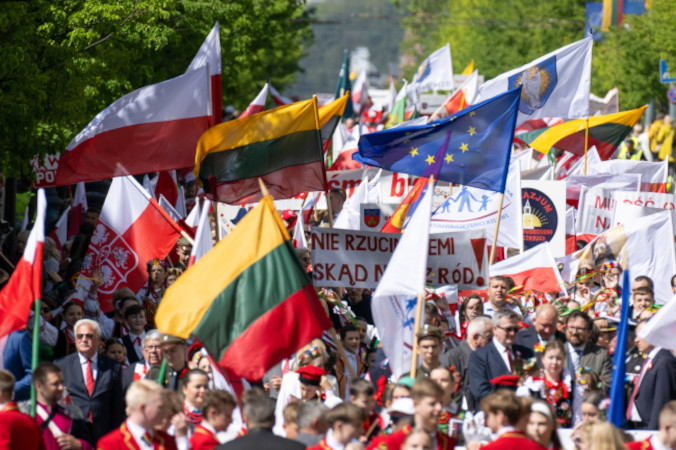 W rocznicę uchwalenia Konstytucji 3 Maja – Kwiaty na Rossie i „Parada Polskości” wędruje ulicami Wilna