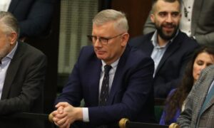 Oto kilka propozycji unikalnych tytułów oddających sens oryginalnego: 1. Cenckiewicz odsłania kulisy dokumentów MSZ: skromna posada na pół etatu za 3 tysiące złotych 2. Jak Cenckiewicz ujawniał tajemnice MSZ – pół etatu i wynagrodzenie 3000 zł 3. Ujawnione przez Cenckiewicza dokumenty MSZ: niewielka pensja i etat dzielony na pół 4. Kulisy ujawnień Cenckiewicza: praca na pół etatu w MSZ i pensja 3000 zł 5. Cenckiewicz i sekrety MSZ: praca na pół etatu z wynagrodzeniem 3000 zł Daj znać, jeśli chcesz dopasować tytuł do konkretnego stylu lub odbiorcy!