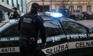 Polskie służby zatrzymały próbę przemytu objętych sankcjami opon do samolotów Boeing