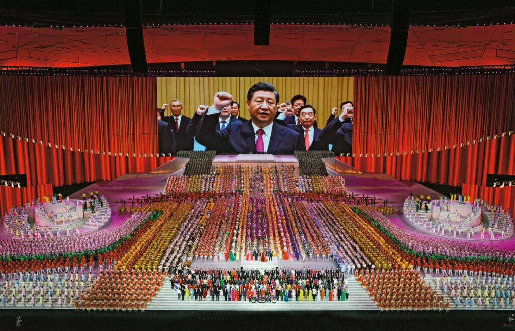 Oto kilka alternatywnych, unikalnych wersji tytułu, zachowujących sens oryginału: 1. Xi Jinping na rozdrożu: czy wciąż pasuje do współczesnych Chin? Zagadka jego zniknięć | Portret polityczny, odc. 4 2. Czy era Xi Jinpinga w Chinach dobiega końca? Przywódca, który miał rządzić wiecznie, coraz częściej znika | Portret polityka #4 3. Xi Jinping: lider na zakręcie historii Chin? Zniknięcia, które budzą pytania | Portret polityczny, odcinek 4 4. Przywódca w cieniu: czy Xi Jinping wciąż jest twarzą Chin? Tajemnica jego nieobecności | Portret polityka. Odc. 4 5. Xi Jinping – jeszcze filar chińskiej władzy czy polityczny outsider? Coraz częstsze zniknięcia lidera | Portret polityka #4