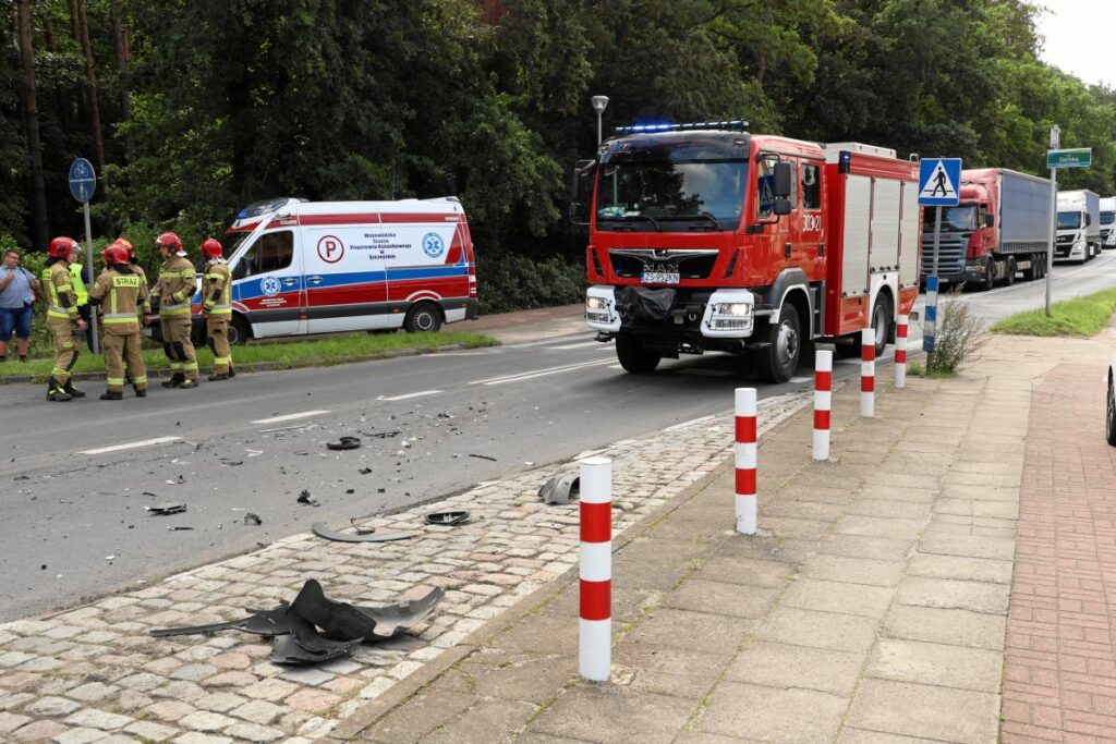 Poważny wypadek w Pniewie: Ciężarna kobieta i funkcjonariusz policji hospitalizowani