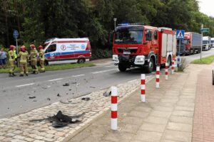 Poważny wypadek w Pniewie: Ciężarna kobieta i funkcjonariusz policji hospitalizowani