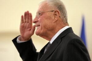 Oto 3 propozycje przeredagowanego tytułu: 1. Niespodziewana absencja kluczowej postaci tuż przed rozmowami. Europa wstrzymuje oddech 2. Tuż przed spotkaniem zabrakło istotnej osoby. Sytuacja budzi niepokój w Europie 3. Ważna postać nieobecna na chwilę przed negocjacjami. Europa reaguje z niepokojem