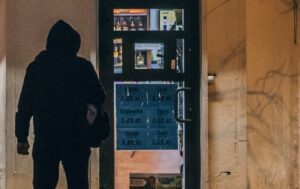 Od kilku miesięcy w Koninie obowiązuje zakaz nocnej sprzedaży alkoholu. Sprawdzamy, co się zmieniło – statystyki policji