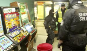 Nielegalne automaty zarekwirowane. Służby zlikwidowały grupę zajmującą się hazardem