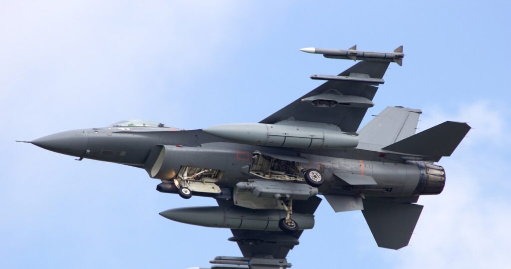Historyczne zwycięstwo ukraińskich F-16 nad rosyjskim Su-34. Sukces w powietrzu.