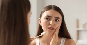 Zaniedbane zęby mogą szkodzić mózgowi – lekarze ujawniają istotną zależność