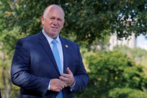 Oto kilka propozycji unikalnych, ale zachowujących sens tytułu: 1. Skandal z udziałem doradcy Trumpa: Homan podejrzany o przyjmowanie 50 tys. dolarów łapówki w zamian za kontrakty 2. Doradca Trumpa w centrum afery – Homan miał otrzymać 50 tys. dolarów łapówki za udzielanie kontraktów 3. Afery korupcyjne u doradcy Trumpa. Homan oskarżany o przyjęcie 50 tys. dolarów za kontrakty 4. Homan, doradca Trumpa, podejrzany o korupcję – miał przyjąć 50 tys. dolarów za kontrakty 5. Zarzuty wobec doradcy Trumpa: Homan miał wziąć 50 tys. dol. łapówki za przyznawanie kontraktów