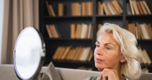 Dwa przełomowe etapy starzenia się – doświadczenie wspólne dla wszystkich