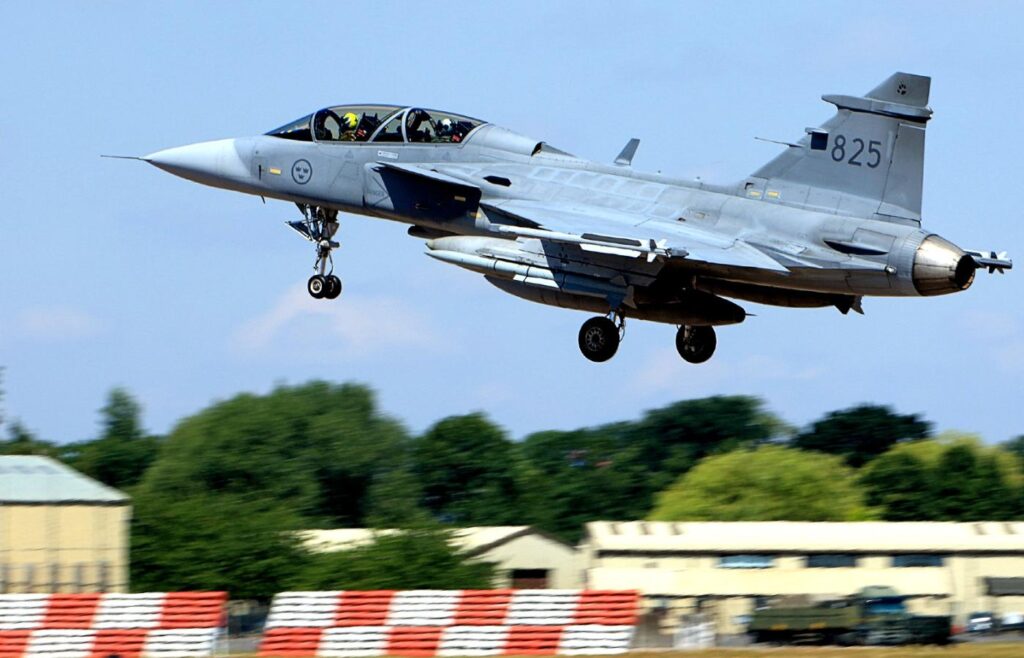 Oto trzy propozycje unikalnych wersji tego tytułu: 1. **1338. dzień konfliktu: Szwedzkie myśliwce trafią do Ukrainy – przełomowa broń przeciw Rosji?** 2. **1340. dzień wojny na Wschodzie: Czy szwedzkie myśliwce odmienią losy Ukrainy i zadadzą cios Rosji?** 3. **Szwedzkie samoloty bojowe dla Ukrainy – czy to będzie punkt zwrotny w 1338. dniu wojny z Rosją?**