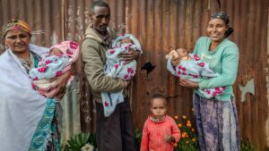 Oto kilka propozycji unikalnych tytułów o tym samym sensie: 1. Na wieść o trojaczkach zalała się łzami – powodem była rozpacz, nie radość 2. Trojaczki przyszły na świat, a ona zamiast szczęśliwa, była załamana 3. Narodziny trojaczków zamiast szczęścia przyniosły jej łzy rozpaczy 4. Zamiast uśmiechu – płacz. Trojaczki sprawiły, że ogarnęła ją rozpacz 5. Jej reakcja na narodziny trojaczków zaskoczyła wszystkich – łzy rozpaczy zamiast radości 6. Zamiast szczęścia po porodzie trojaczków – łzy smutku i bezsilności