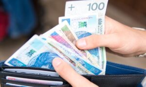 Jak szkoła „uszczupla” portfele rodziców? Najważniejsze wyzwania finansowe rodzin na jesień