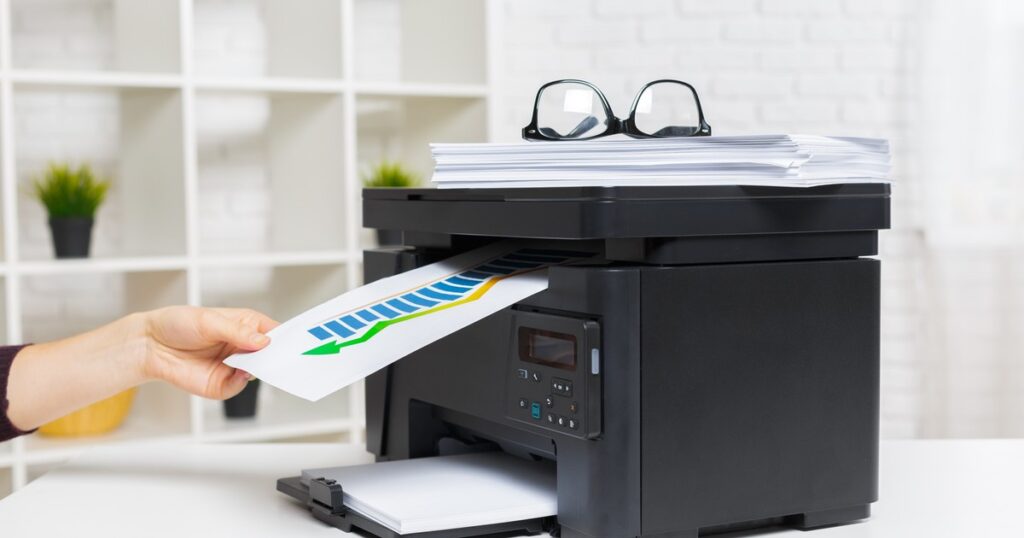 Kompleksowy poradnik zakupu drukarki: Przegląd technologii, rodzajów i funkcji