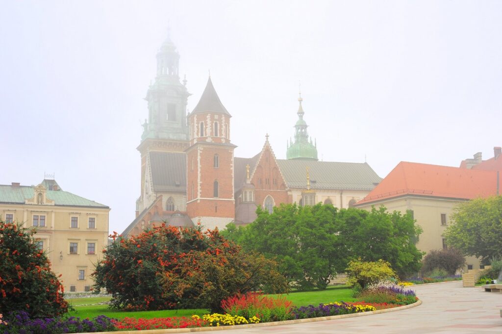 Pełnia jesiennej pogody – IMGW wydaje poniedziałkowe ostrzeżenia przed gęstą mgłą, chmurami i opadami