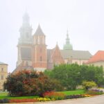 Pełnia jesiennej pogody – IMGW wydaje poniedziałkowe ostrzeżenia przed gęstą mgłą, chmurami i opadami