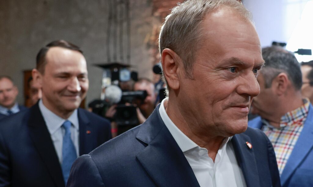 Oto kilka propozycji przeredagowanego tytułu: 1. Polacy wybrali: Tusk czy Sikorski na stanowisko premiera? 2. Kogo Polacy widzą w roli premiera — Tuska czy Sikorskiego? 3. Tusk kontra Sikorski: którego z nich Polacy preferują jako premiera? 4. Kto na premiera: Tusk czy Sikorski? Oto odpowiedź Polaków 5. Polacy wskazali swojego kandydata na premiera: Tusk czy Sikorski?