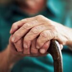 Polityczna burza wokół dostępności kosztownych leków dla seniorów