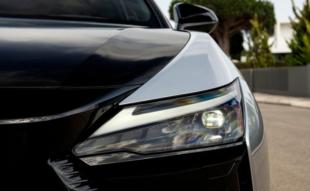 Nowy model Lexusa zastępuje NX – rewolucyjne zmiany pod maską i zaskakująca cena!