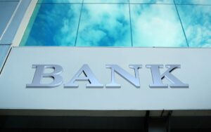 Marże bankowe w Polsce w dół, lecz nadal utrzymują się na wysokim poziomie