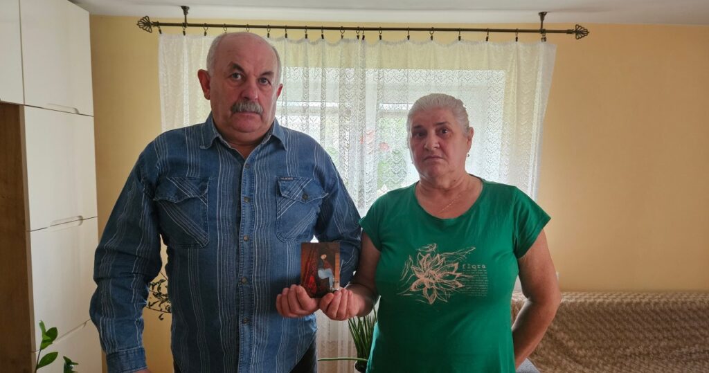 Oto kilka propozycji unikalnego tytułu, oddających sens oryginału: 1. Obiecująca kariera przerwana tajemniczym zniknięciem. Sprawa zaginięcia Justyny Zawadzkiej 2. Jej talent rokował na mistrzostwo, potem przepadła bez śladu. Zaginiona Justyna Zawadzka 3. Miała przed sobą sportową przyszłość – nagle zniknęła. Co się stało z Justyną Zawadzką? 4. W drodze po tytuł mistrzyni zaginęła bez śladu. Historia Justyny Zawadzkiej 5. Zniknięcie Justyny Zawadzkiej: z potencjalnej mistrzyni w tajemnicę bez odpowiedzi