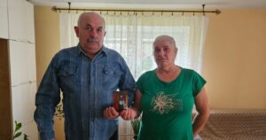 Oto kilka propozycji unikalnego tytułu, oddających sens oryginału: 1. Obiecująca kariera przerwana tajemniczym zniknięciem. Sprawa zaginięcia Justyny Zawadzkiej 2. Jej talent rokował na mistrzostwo, potem przepadła bez śladu. Zaginiona Justyna Zawadzka 3. Miała przed sobą sportową przyszłość – nagle zniknęła. Co się stało z Justyną Zawadzką? 4. W drodze po tytuł mistrzyni zaginęła bez śladu. Historia Justyny Zawadzkiej 5. Zniknięcie Justyny Zawadzkiej: z potencjalnej mistrzyni w tajemnicę bez odpowiedzi