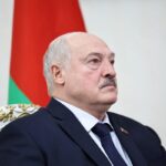 Oto kilka propozycji unikalnych tytułów, oddających sens oryginału:

1. Alaksandr Łukaszenka zaliczył bolesny upadek. „Runął jak wór kartofli”
2. Łukaszenka spektakularnie się przewrócił. „Padł jak worek ziemniaków”
3. Twarde lądowanie Łukaszenki. „Upadł jak ciężki worek ziemniaków”
4. Upadek Łukaszenki przykuł uwagę. „Ziemia zatrzęsła się niczym pod workiem kartofli”
5. Alaksandr Łukaszenka potknął się publicznie. Internauci: „Upadł jak worek ziemniaków”

Daj znać, jeśli chcesz bardziej formalny lub humorystyczny wariant!