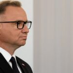 Oto trzy propozycje unikalnych tytułów o zachowanym sensie:

1. Polacy wybrali polityka roku – Andrzej Duda poza podium
2. Nowy polityk roku według Polaków. Andrzej Duda traci na popularności
3. Polacy mają nowego lidera w polityce. Prezydent Duda już w cieniu

Daj znać, jeśli chcesz, abym przygotował więcej propozycji lub dostosował tytuł do określonych wymagań!