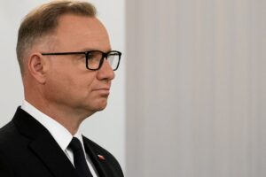 Oto trzy propozycje unikalnych tytułów o zachowanym sensie: 1. Polacy wybrali polityka roku – Andrzej Duda poza podium 2. Nowy polityk roku według Polaków. Andrzej Duda traci na popularności 3. Polacy mają nowego lidera w polityce. Prezydent Duda już w cieniu Daj znać, jeśli chcesz, abym przygotował więcej propozycji lub dostosował tytuł do określonych wymagań!